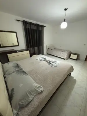 Apartament 1+1 me qera në Pallati me Shigjeta, Tiranë, 75 m². Foto 1 nga 8