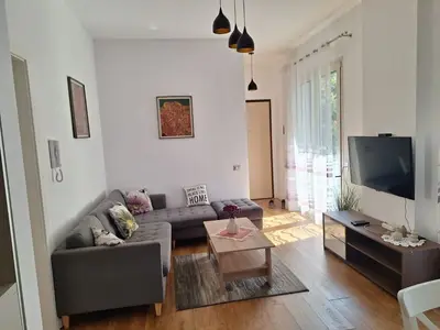 Apartament 2+1 me qera në Pireu Fish Restaurant, Tiranë, 80 m². Foto 2 nga 8