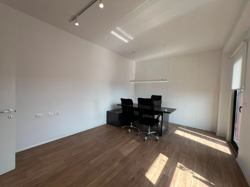 Ambient biznesi me qera në 21 Dhjetori, Tiranë, 160 m². Foto 2 nga 3