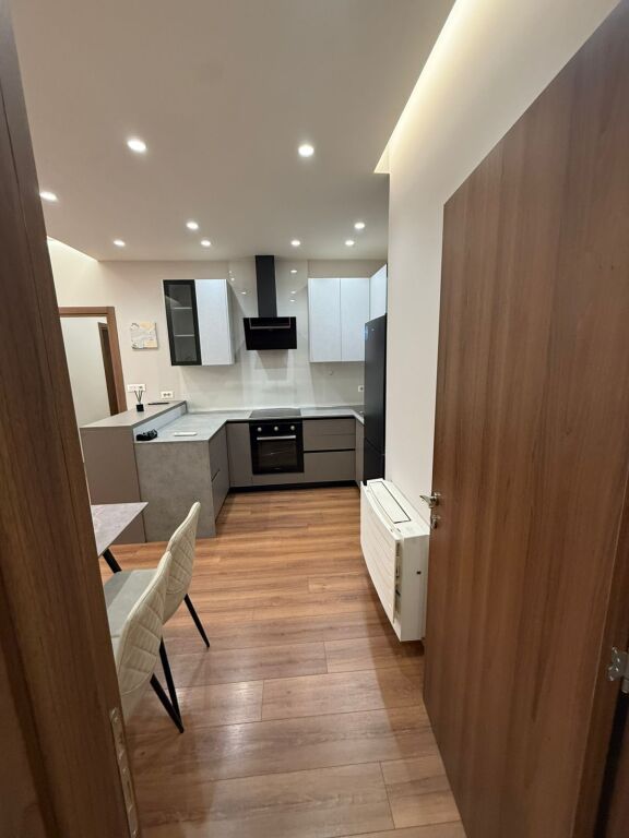 Apartament 2+1 me qera në Kompleksi Arlis Farmacia 10, Tiranë, 120 m². Foto 2 nga 3