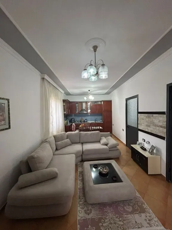Vilë 2+1 me qera në Rruga Siri Kodra, Tiranë, 80 m²