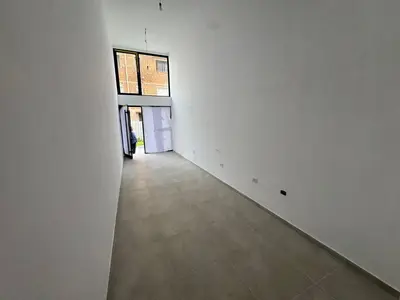 Locale commerciale in affitto a Tregu Elektrik, Tirana, 30 m². Foto 2 di 3