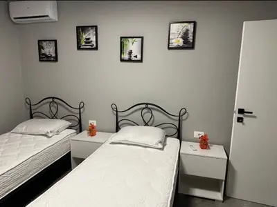 Apartament 2+1 me qera në Sheshi Avni Rustemi, Tiranë, 75 m². Foto 4 nga 6