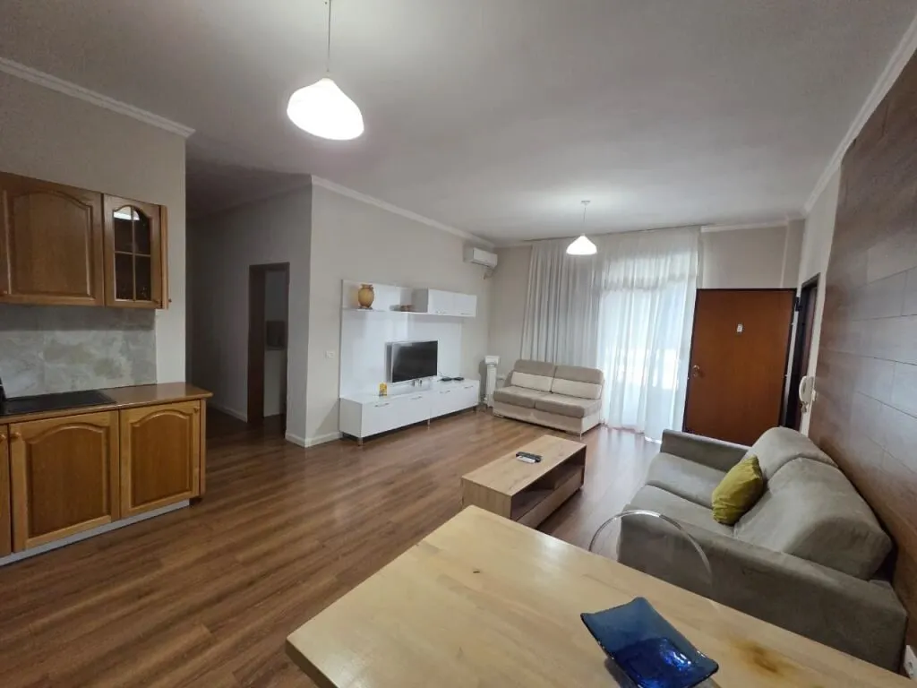 Apartament 1+1 me qera në Bulevardi Zogu I, Tiranë, 75 m². Foto 1 nga 6