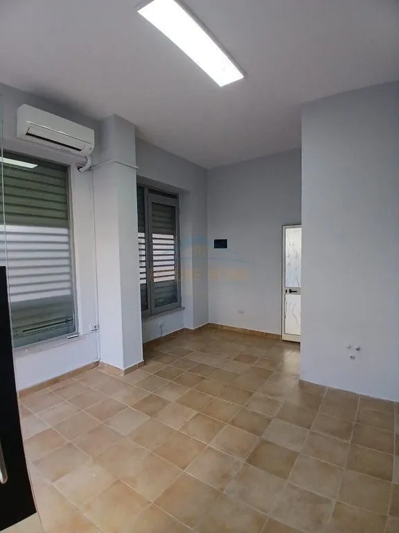 Locale commerciale in affitto a Rruga Fortuzi, Tirana, 24 m². Foto 1 di 4