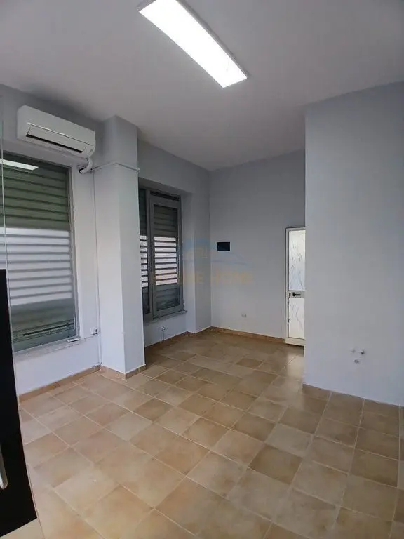 Locale commerciale in affitto a Rruga Fortuzi, Tirana, 24 m²