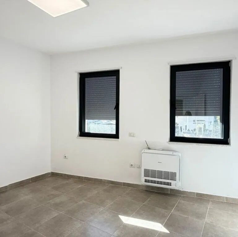 Ufficio in affitto a Liqeni i Thatë, Tirana, 160 m². Foto 1 di 4