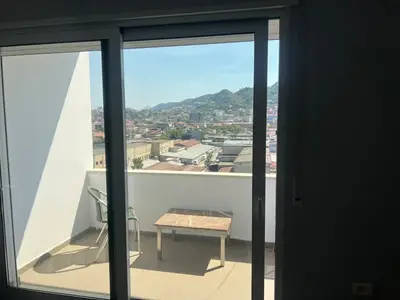 Apartament 2+1 me qera në Kombinat, Tiranë, 100 m². Foto 2 nga 8