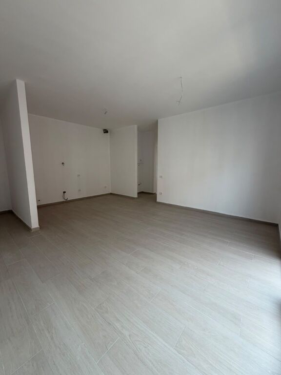 Apartment 2+1 for rent in Kompleksi Delijorgji, Tirana, 120 m². Photo 2 of 3