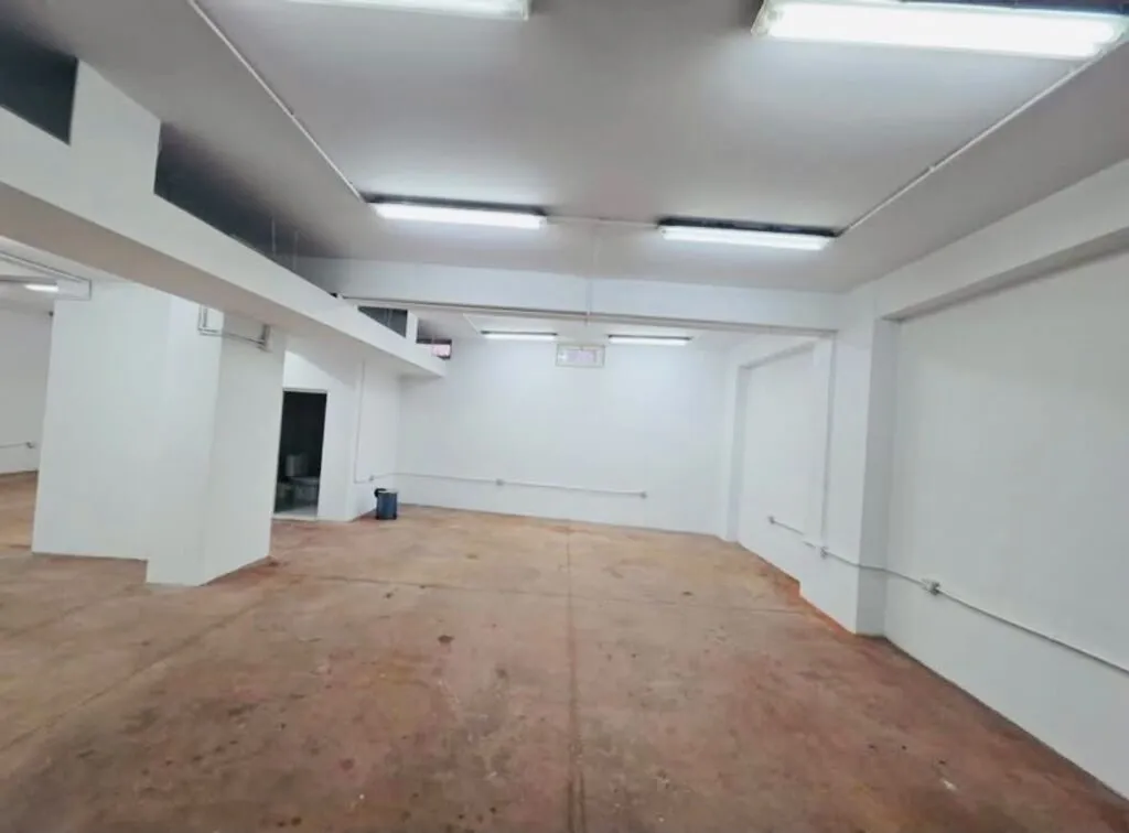 Locale commerciale in affitto a Yzberisht, Tirana, 103 m². Foto 1 di 6