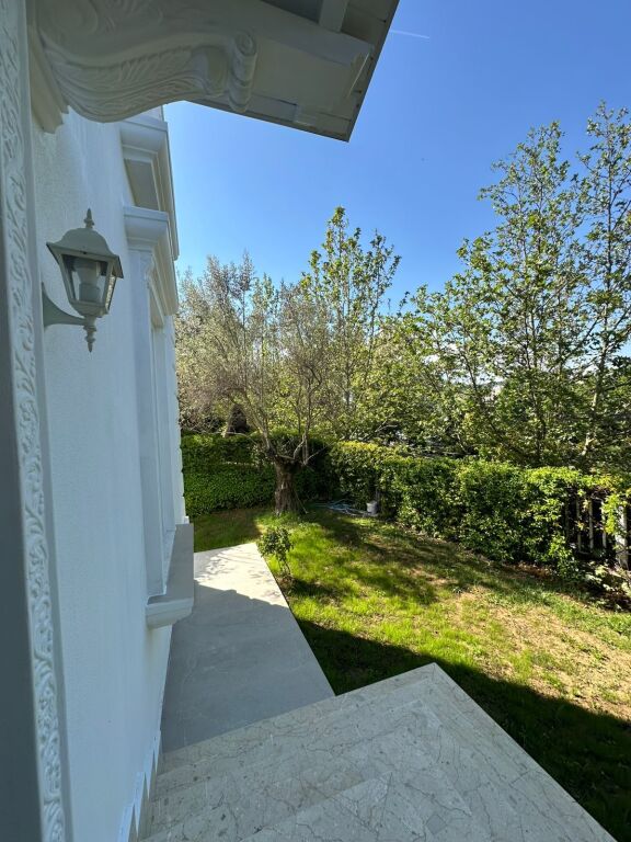 Vilë me qera në TEG, Tiranë, 300 m². Foto 1 nga 3