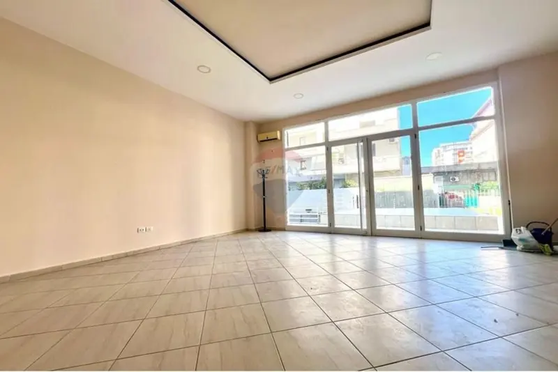 Dyqan me qera në Albano dhe Romina, Vlorë, 50 m²