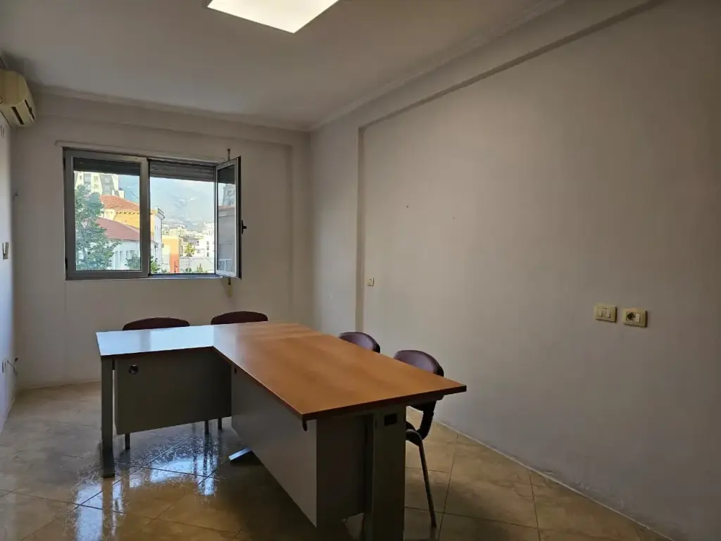 Ufficio in affitto a Bulevardi Zogu I, Tirana, 66 m²