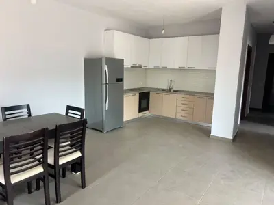 Apartament 2+1 me qera në Kombinat, Tiranë, 100 m². Foto 1 nga 8