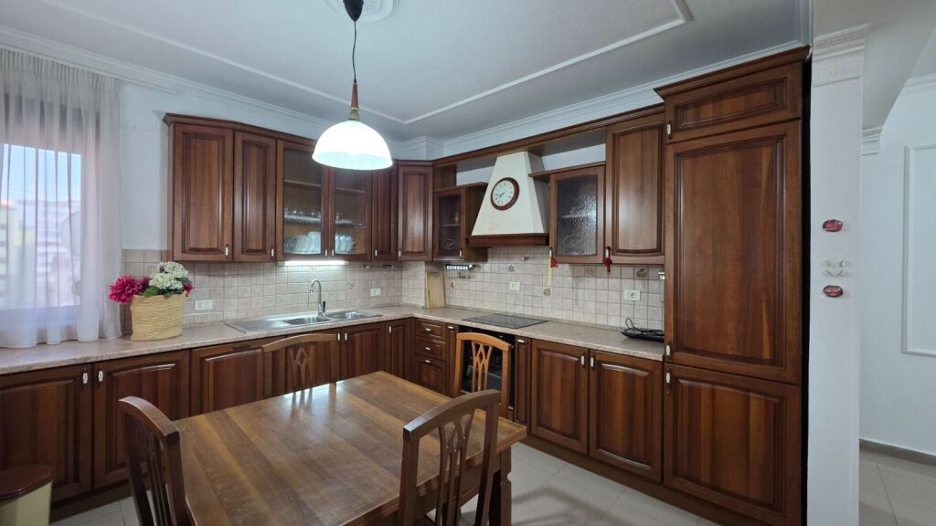 Apartament 2+1 me qera në Blloku, Tiranë, 118 m². Foto 2 nga 3
