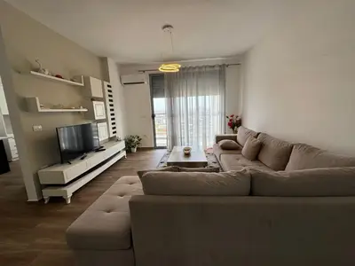 Appartamento 2+1 in affitto a Qendra e Formimit Profesional ish URT, Durazzo, 90 m². Foto 2 di 9