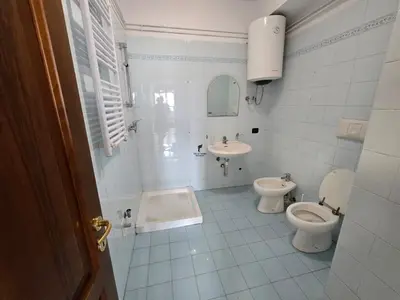 Zyrë me qera në Sheshi Skënderbej, Tiranë, 96 m². Foto 6 nga 7