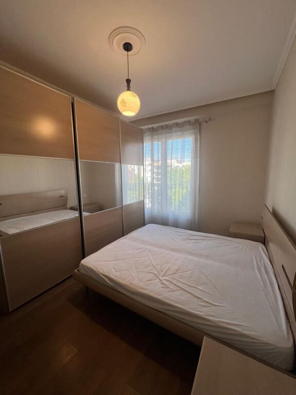 Apartament 2+1 me qera në Komuna e Parisit, Tiranë, 90 m². Foto 2 nga 3