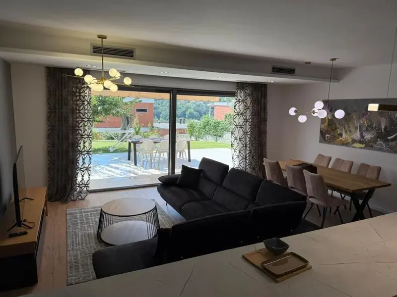 Villa for rent in Mullet, Tirana, 350 m²