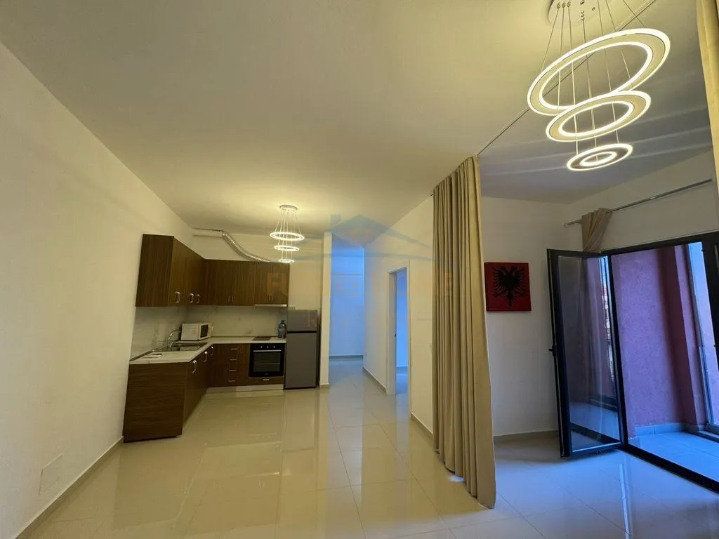 Ambient biznesi me qera në Rruga e Kavajës, Tiranë, 80 m². Foto 1 nga 10