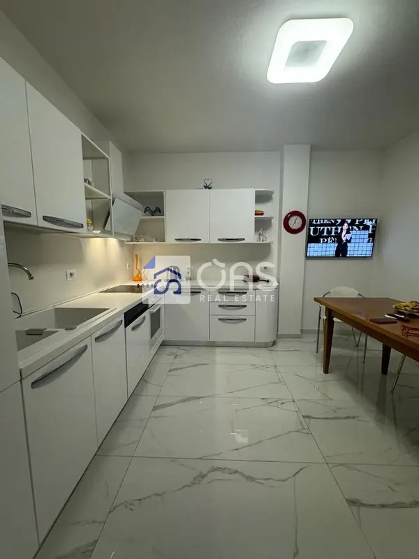 Appartamento 3+1 in affitto a Rruga e Elbasanit, Tirana, 202 m²