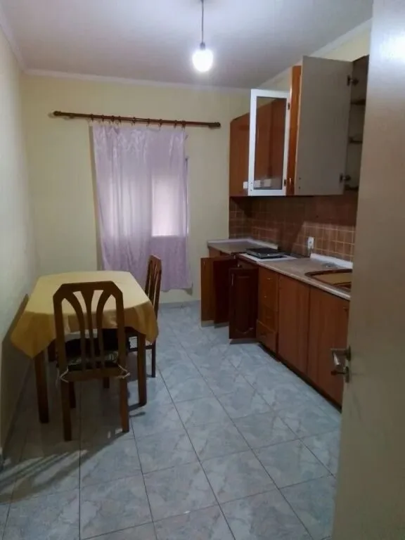 Appartamento 1+1 in affitto a 2 minuta nga Universiteti Bujqësor i Tiranës, Kamza, 60 m². Foto 1 di 3