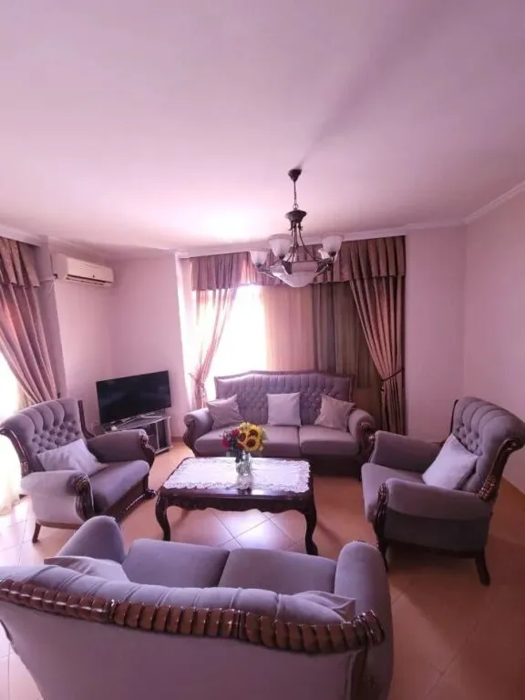 Apartament 2+1 me qera në Ish Ekspozita, Tiranë, 125 m². Foto 1 nga 7