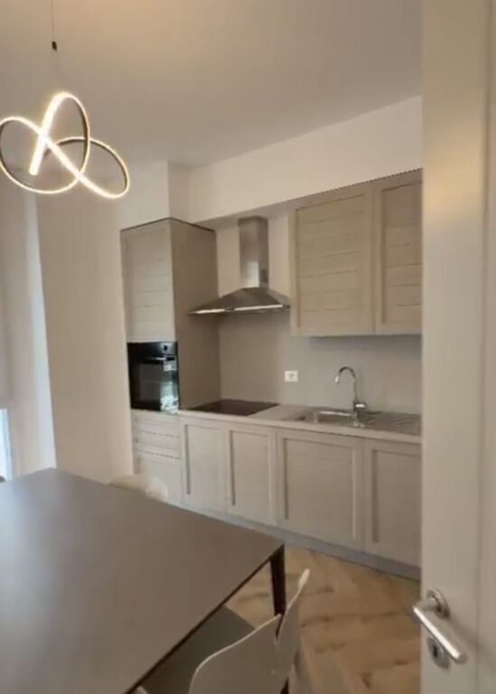 Apartament 2+1 me qera në Stacioni i Trenit, Tiranë, 105 m². Foto 2 nga 3