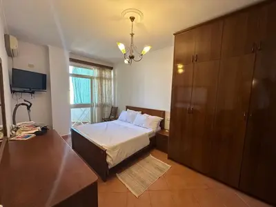 Apartament 2+1 me qera në Rruga Fortuzi, Tiranë, 120 m². Foto 6 nga 8