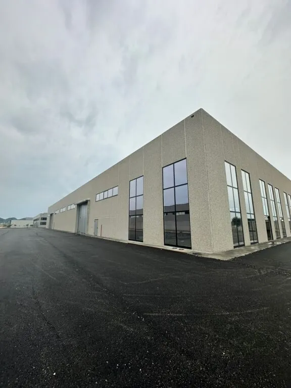 MagazinĂ« me qera nĂ« Porto Romano, DurrĂ«s, 6 000 mÂČ. Foto 1 nga 3