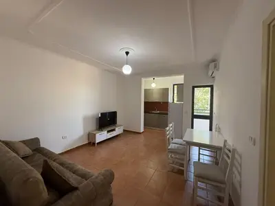 Apartament 1+1 me qera në Stadiumi Dinamo, Tiranë, 60 m². Foto 1 nga 7