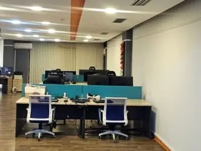 Zyrë me qera në Sheshi Willson, Tiranë, 200 m². Foto 4 nga 5