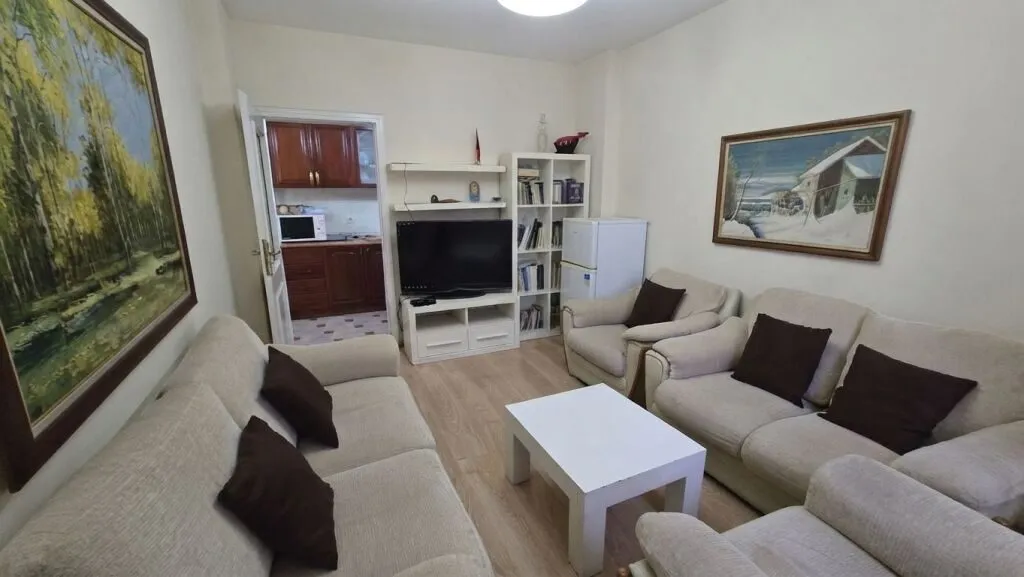 Apartament 2+1 me qera në Shallvaret, Tiranë, 100 m². Foto 1 nga 8