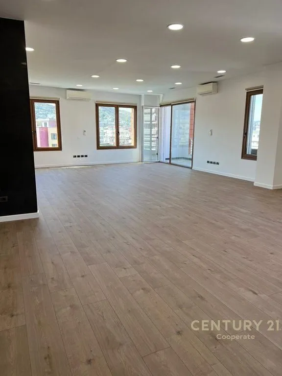 Office for rent in Hilton Garden Inn, Tirana, 430 m². Photo 1 of 4