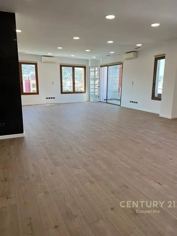 Zyrë me qera në Hilton Garden Inn, Tiranë, 430 m²