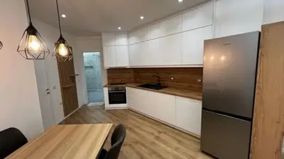 Appartamento 1+1 in affitto a Xhamia e Tabakeve, Tirana, 70 m². Foto 3 di 5