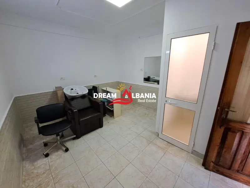 Negozio in affitto a Rruga Asim Vokshi perballe Harry Fultz, Tirana, 14 m²