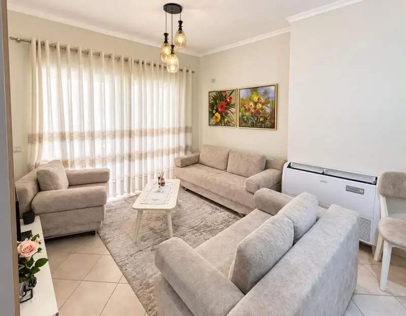 Apartament 2+1 me qera në Komuna e Parisit, Tiranë, 95 m²