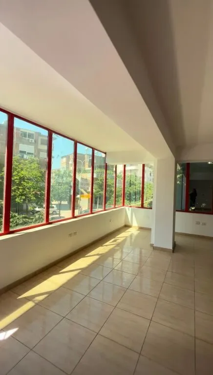 Locale commerciale in affitto a Rruga Hajredin Haxhiraj, Valona, 77 m². Foto 1 di 4