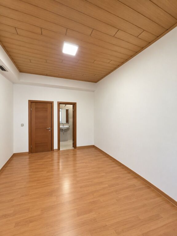 Ambient biznesi me qera në Sheshi Willson, Tiranë, 90 m²