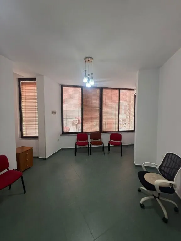 Zyrë me qera në Parlamenti, Tiranë, 35 m². Foto 1 nga 4
