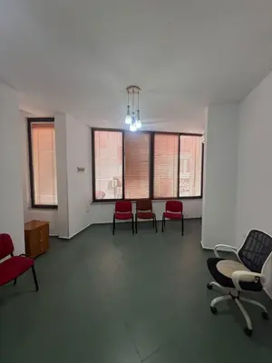 Zyrë me qera në Parlamenti, Tiranë, 35 m². Foto 1 nga 4
