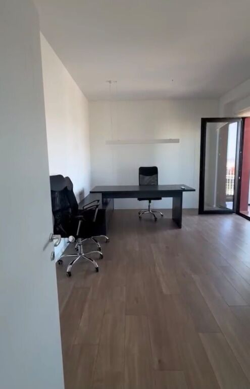 Office for rent in Rruga e Kavajës, Tirana, 124 m². Photo 1 of 3