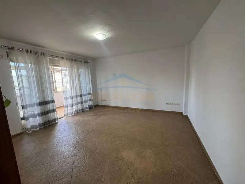 Ambient biznesi me qera në Sheshi Avni Rustemi, Tiranë, 124 m²