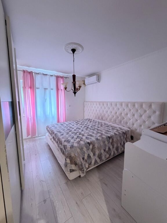 Apartament 3+1 me qera në Komuna e Parisit, Tiranë, 121 m². Foto 2 nga 3