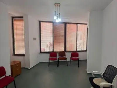 Zyrë me qera në Parlamenti, Tiranë, 35 m². Foto 5 nga 5