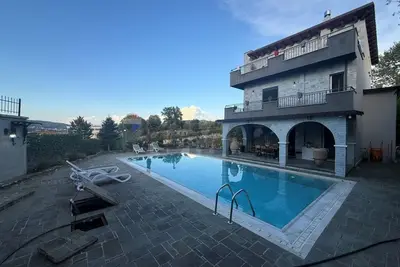 Vilë 4+1 me qera në Peze, Tiranë, 407 m². Foto 1 nga 6