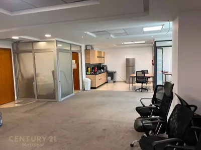 Office for rent in Bulevardi Deshmoret e Kombit, Tirana, 228 m². Photo 3 of 4