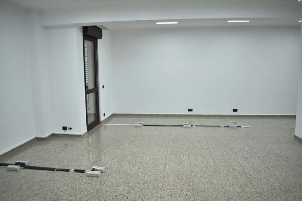 Ufficio in affitto a Sheshi Skënderbej, Tirana, 152 m². Foto 1 di 4