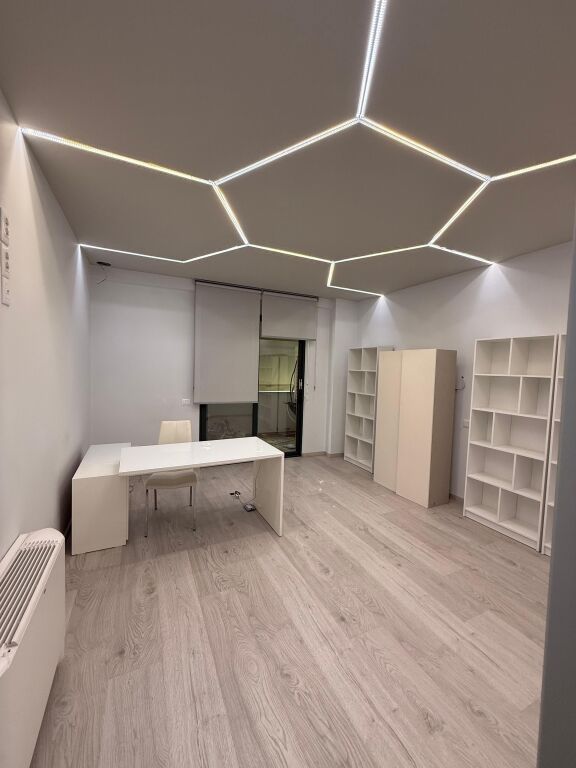 Locale commerciale in affitto a Blloku, Tirana, 135 m². Foto 2 di 3
